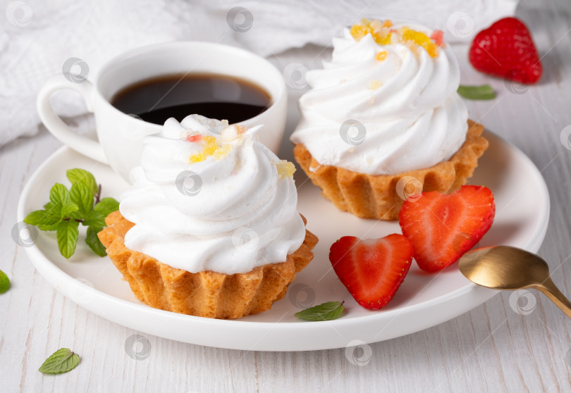 Скачать Корзиночка с пирожными и кофе в тарелке на завтрак фотосток Ozero