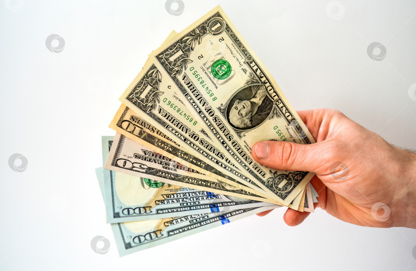 Скачать Рука, держащая деньги, доллар США, изолированный на белом фоне фотосток Ozero