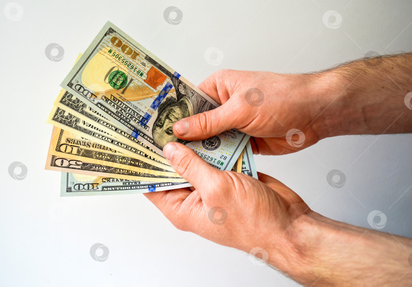 Скачать Рука, держащая деньги, доллар США, изолированный на белом фоне фотосток Ozero