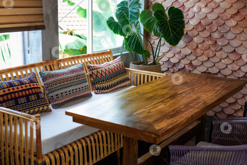 Скачать Детали интерьера в винтажном стиле с диваном и деревянным столом фотосток Ozero