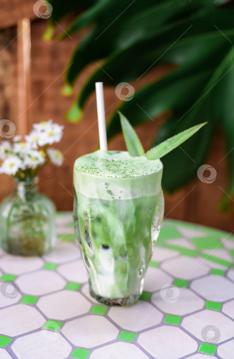 Скачать смешанный напиток матча латте с соломинкой на светло-сером фоне фотосток Ozero