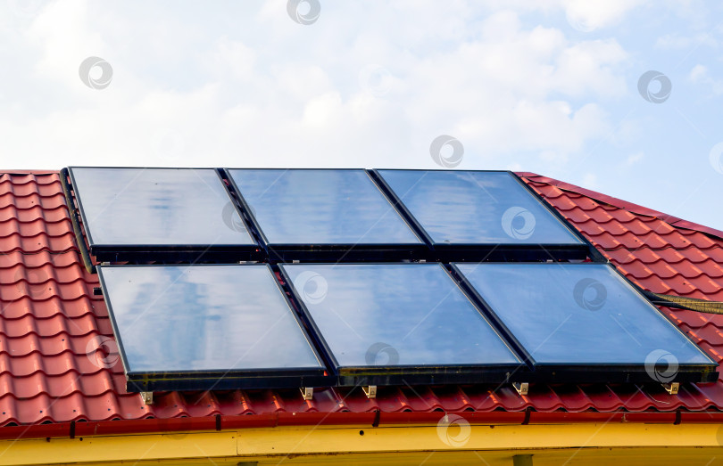 Скачать Шесть солнечных панелей на крыше дома фотосток Ozero