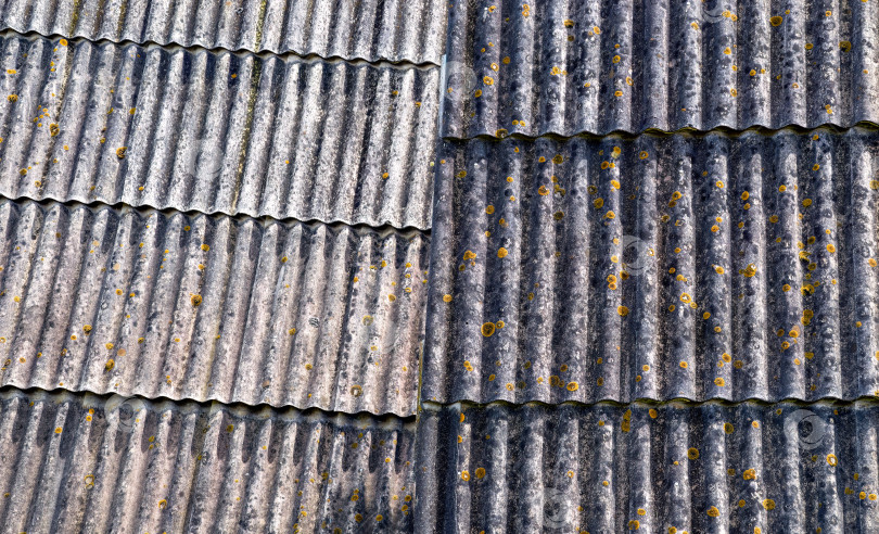 Скачать Две серые обшарпанные шиферные крыши старых ретро-домов вместе взятых. Фон фотосток Ozero