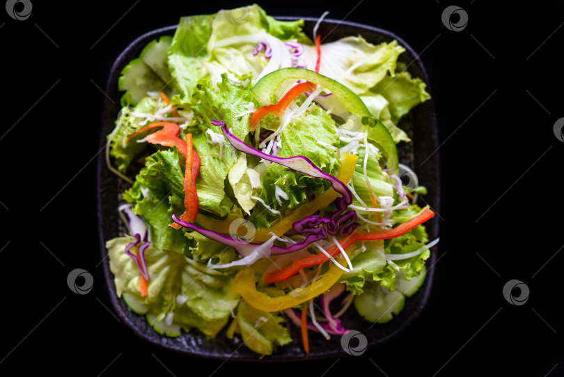 Скачать Свежий вьетнамский салат с овощами на черном фоне, вид сверху фотосток Ozero