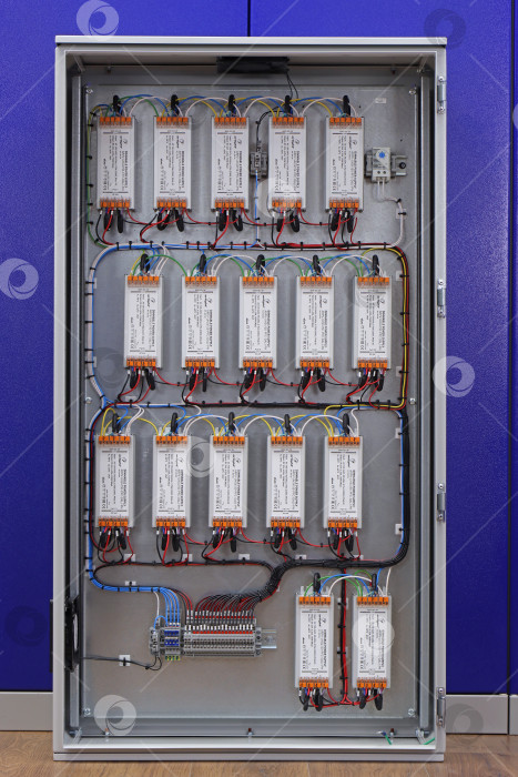 Скачать Металлический распределительный шкаф для электрооборудования фотосток Ozero