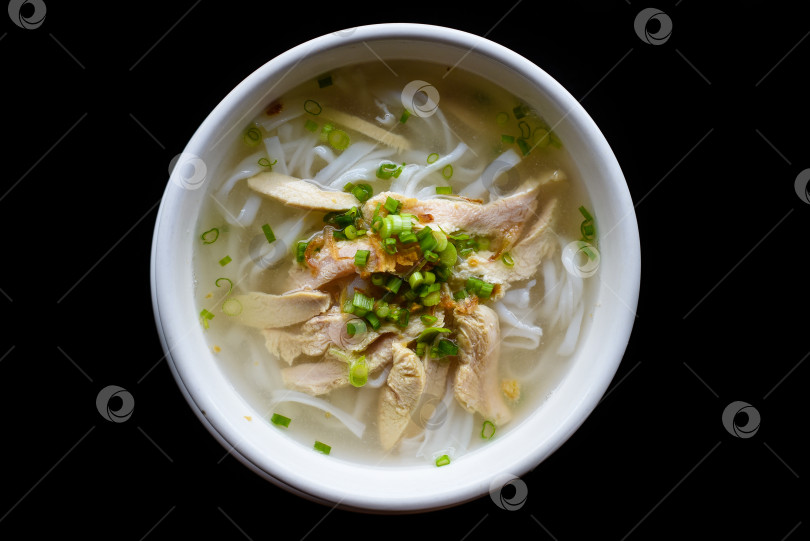 Скачать Традиционный вьетнамский суп Фо с курицей на черном фоне фотосток Ozero
