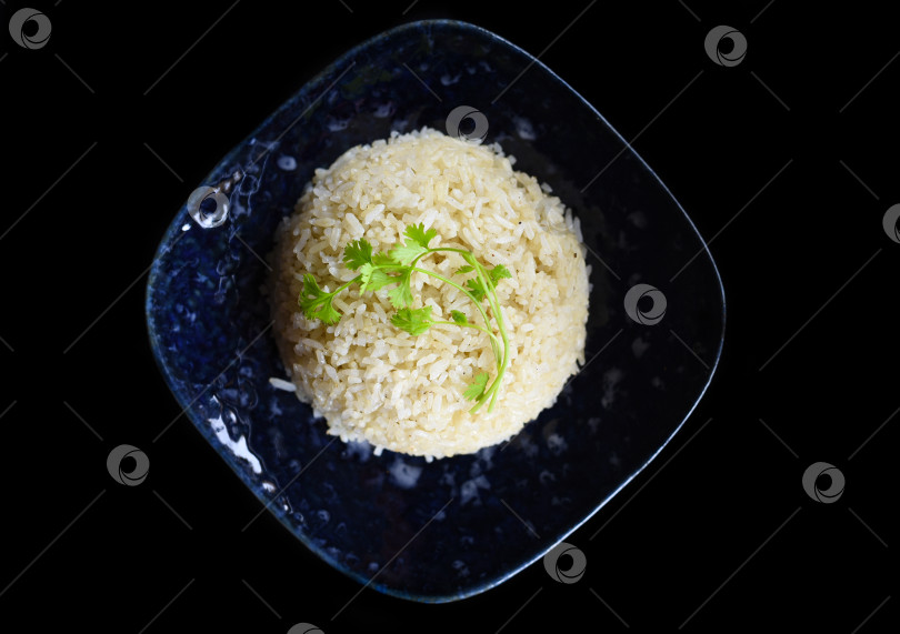 Скачать Тарелка с белым рисом, подающая к вьетнамским блюдам на черном фоне фотосток Ozero