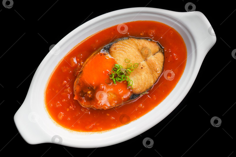 Скачать Тушеная рыба сапа по-вьетнамски в красном соусе на черном хлебе, вид сверху фотосток Ozero