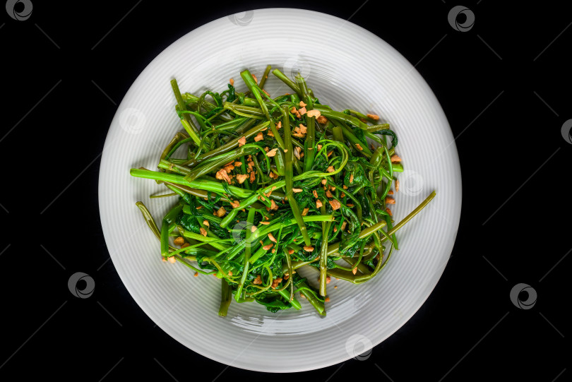 Скачать жареный шпинат по-тайски на белой тарелке, вид сверху фотосток Ozero