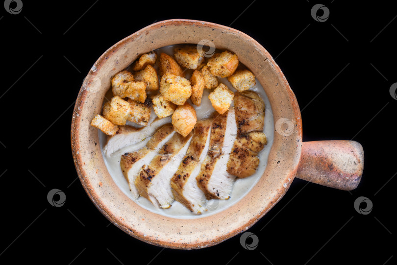 Скачать Грибной суп с курицей и крекерами на черном фоне, вид сверху фотосток Ozero