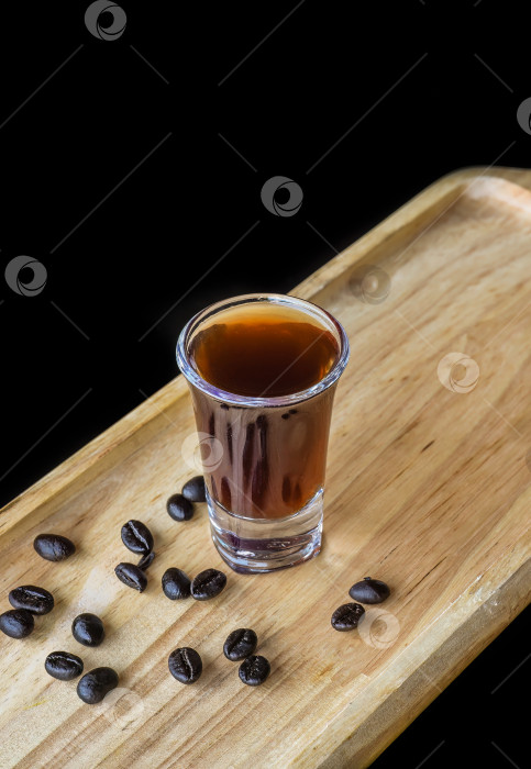 Скачать Алкогольная рюмка из кофе на деревянной доске с кофейными зернами и пространством для копирования фотосток Ozero