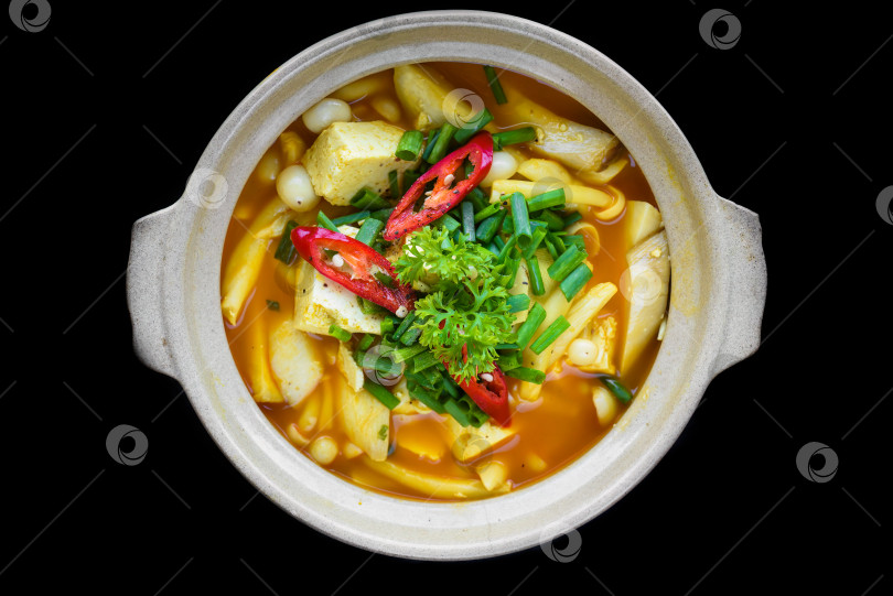 Скачать Вьетнамский вегетарианский суп-пюре с тофу, грибами и овощами на черном фоне, вид сверху фотосток Ozero