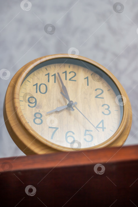 Скачать крупным планом деревянные часы, которые показывают время фотосток Ozero