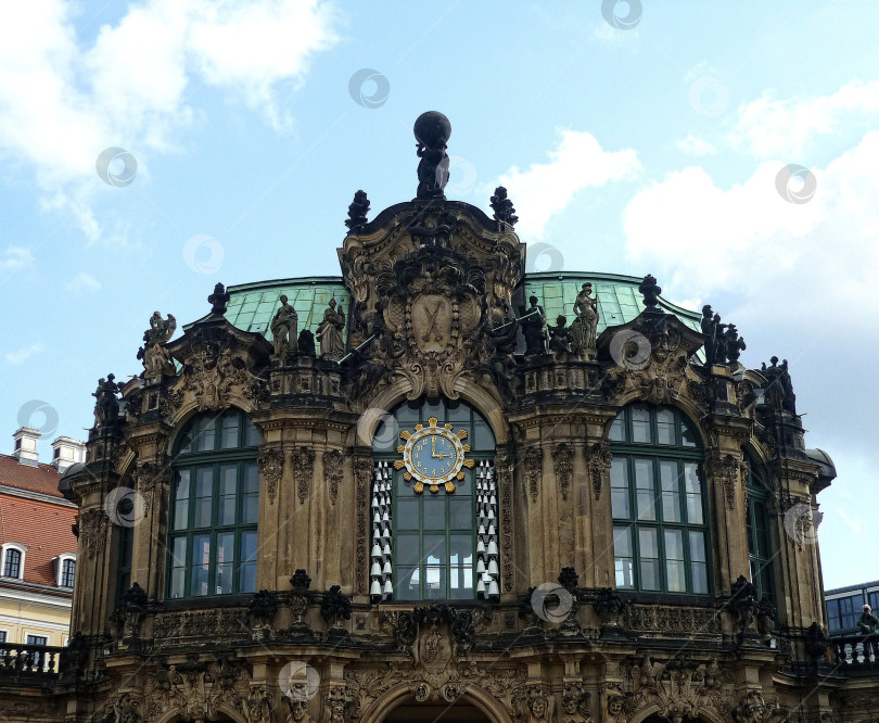 Скачать Старинные часы в дворцовом ансамбле Цвингер (Zwinger), Дрезден, Германия фотосток Ozero