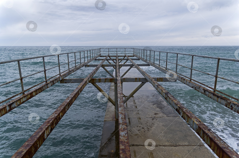 Скачать Пляжная веранда, разобранная на зиму. фотосток Ozero