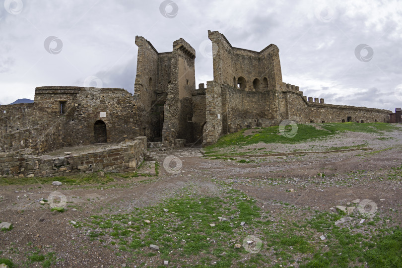 Скачать Генуэзская крепость в Судаке, Крым. Стена и башня у входа в крепость. фотосток Ozero