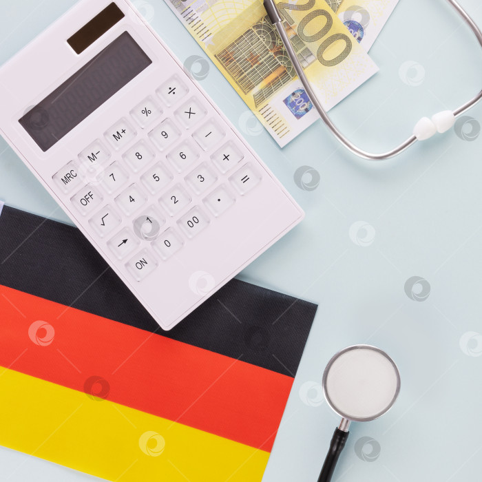 Скачать Калькулятор, стетоскоп, флаг Германии и деньги в евро фотосток Ozero