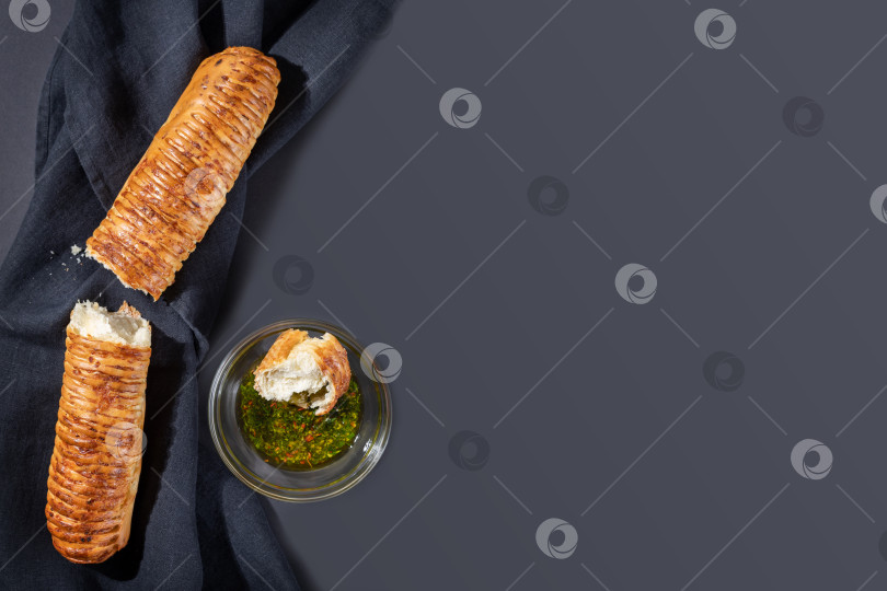 Скачать Свежий хрустящий французский багет с оливковым маслом и начинкой для копирования фотосток Ozero