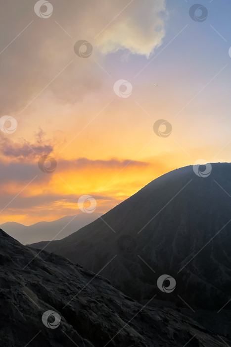 Скачать Прекрасный закат с величественной горой на переднем плане фотосток Ozero