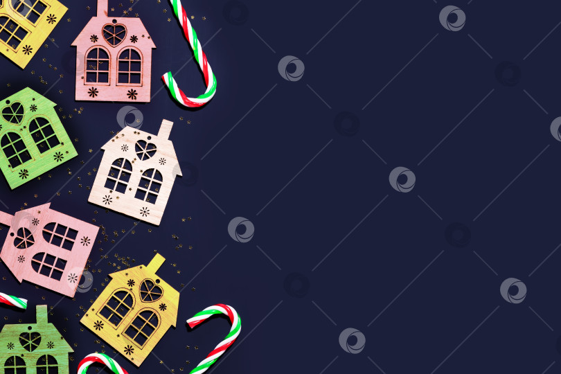 Скачать Рождественский фон с декоративными домиками, сладостями и пространством для копирования фотосток Ozero