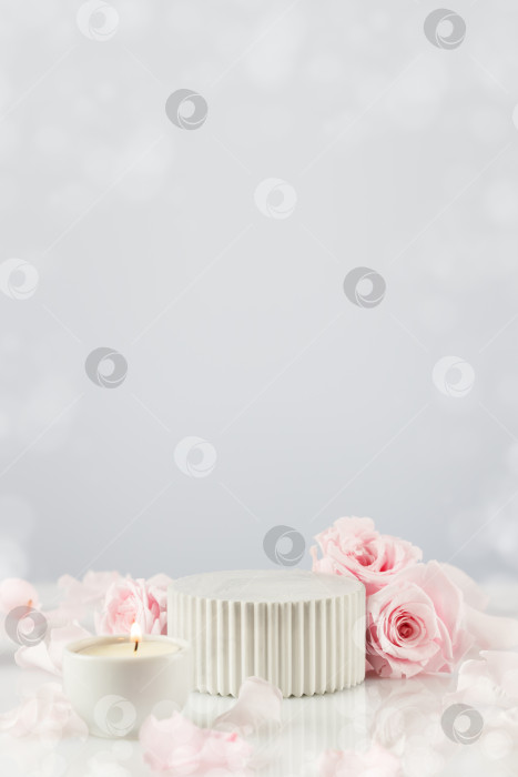 Скачать Мраморный подиум с розовыми розами, лепестками, свечами и эффектом боке фотосток Ozero