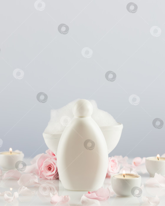 Скачать Спа-композиция с белым косметическим флаконом, мыльной пеной и свечами фотосток Ozero