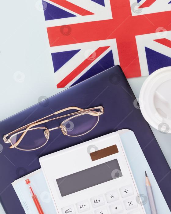 Скачать Ноутбук, очки, калькулятор, кофейная чашка и флаг Великобритании фотосток Ozero