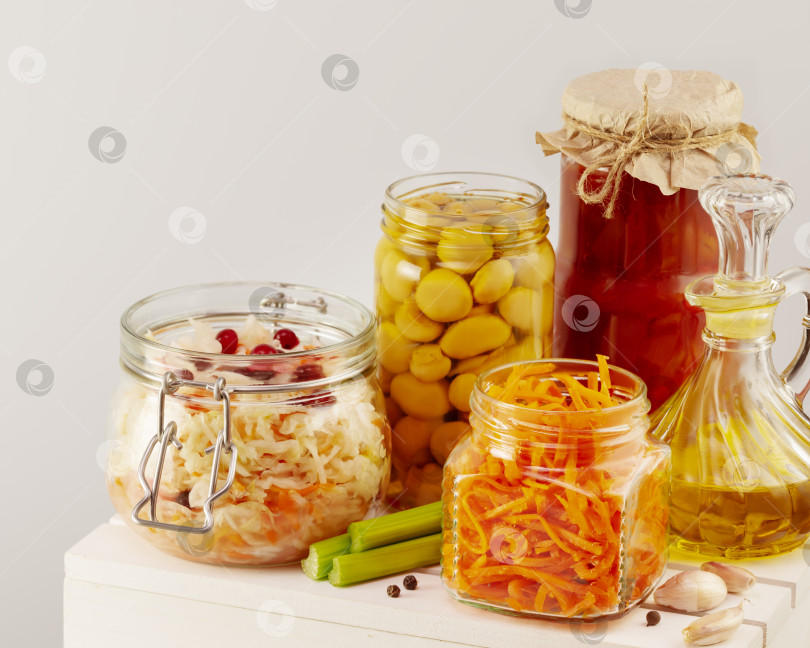 Скачать Ферментированные овощи, грибы и оливковое масло в стеклянных банках фотосток Ozero