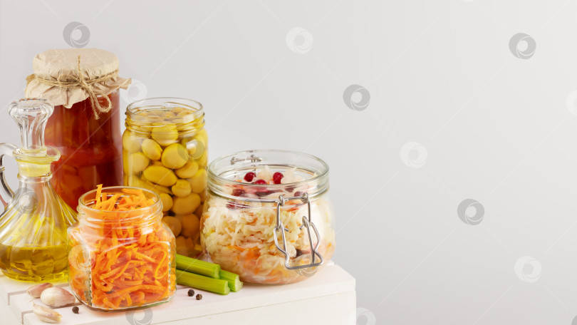 Скачать Ферментированные овощи, грибы и оливковое масло в стеклянных банках с небольшим количеством места для хранения фотосток Ozero