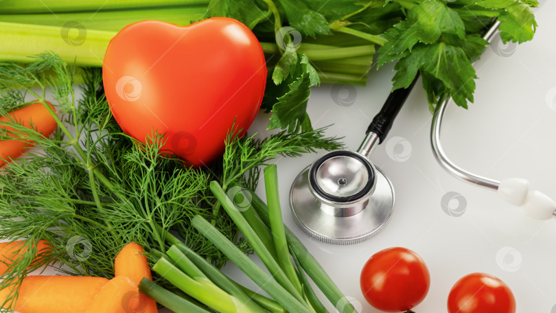 Скачать Натуральные овощи со стетоскопом и красной сердцевиной фотосток Ozero