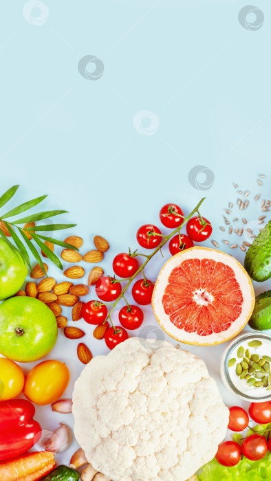 Скачать Натуральные овощи, фрукты, оливковое масло, орехи, семечки и растительный йогурт фотосток Ozero
