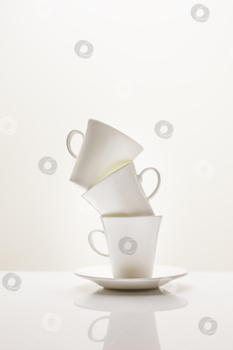 Скачать Три белые фарфоровые кофейные чашки на белом фоне фотосток Ozero