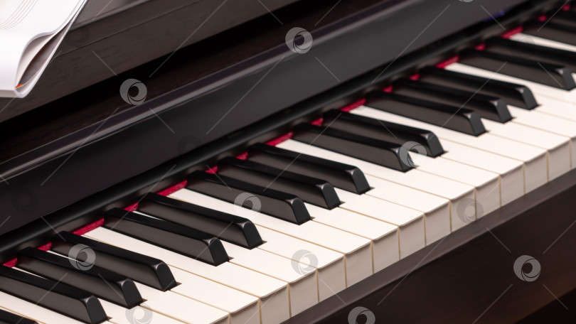Скачать Электронная клавиатура пианино с белыми нотами фотосток Ozero