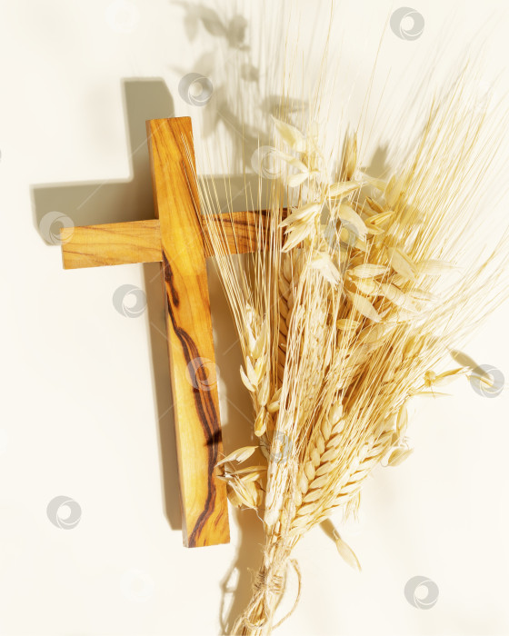 Скачать Деревянное распятие с букетом пшеницы и ржи на светлом фоне фотосток Ozero