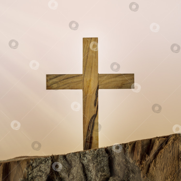 Скачать Христианский деревянный крест на градиентном фоне фотосток Ozero