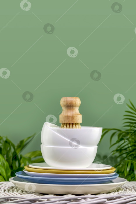 Скачать Стопка керамических тарелок с чистящей бамбуковой щеткой для мытья посуды из сизаля фотосток Ozero
