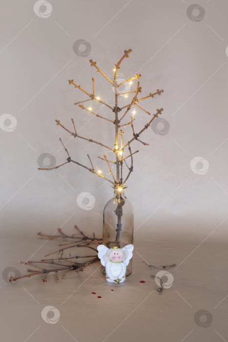 Скачать Рассыпающаяся рождественская елка со сломанными ветками, игрушечный ангел и капли крови фотосток Ozero