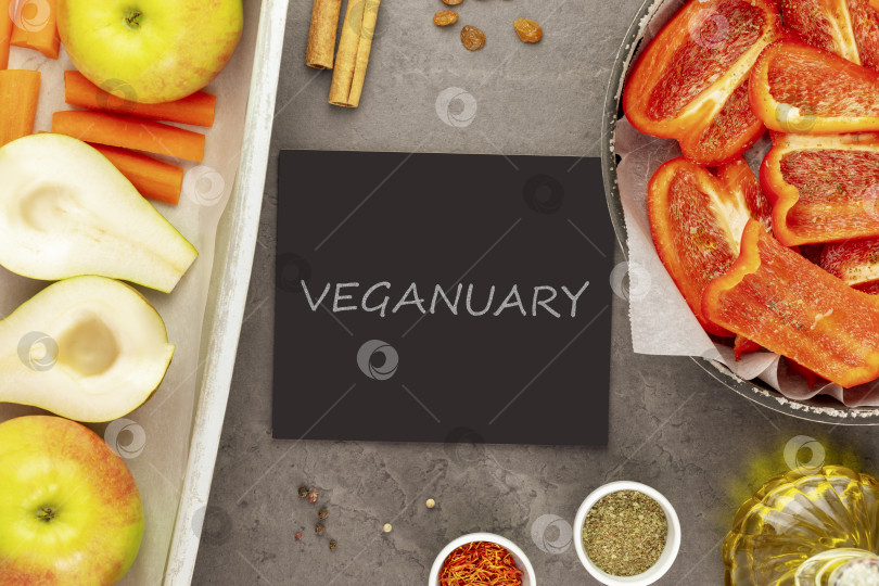 Скачать Черная доска с надписью Veganuary с натуральными овощами и фруктами фотосток Ozero