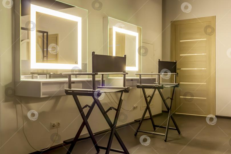 Скачать Рабочее место парикмахера с зеркалами с подсветкой и удобными креслами фотосток Ozero