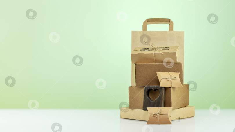 Скачать Изготовьте картонные подарочные коробки, бумажный пакет и деревянное сердечко, а также место для копирования фотосток Ozero