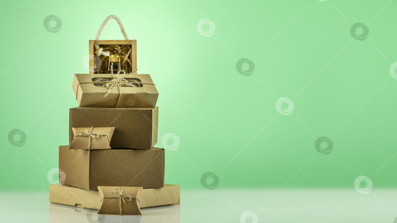 Скачать Подарочные коробки с деревянной коробкой с бутылкой шампанского в виде новогодней елки фотосток Ozero