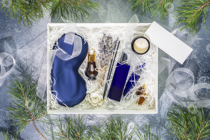 Скачать Белая подарочная коробка на Рождество или Новый год с набором для ухода за сном для мужчин фотосток Ozero