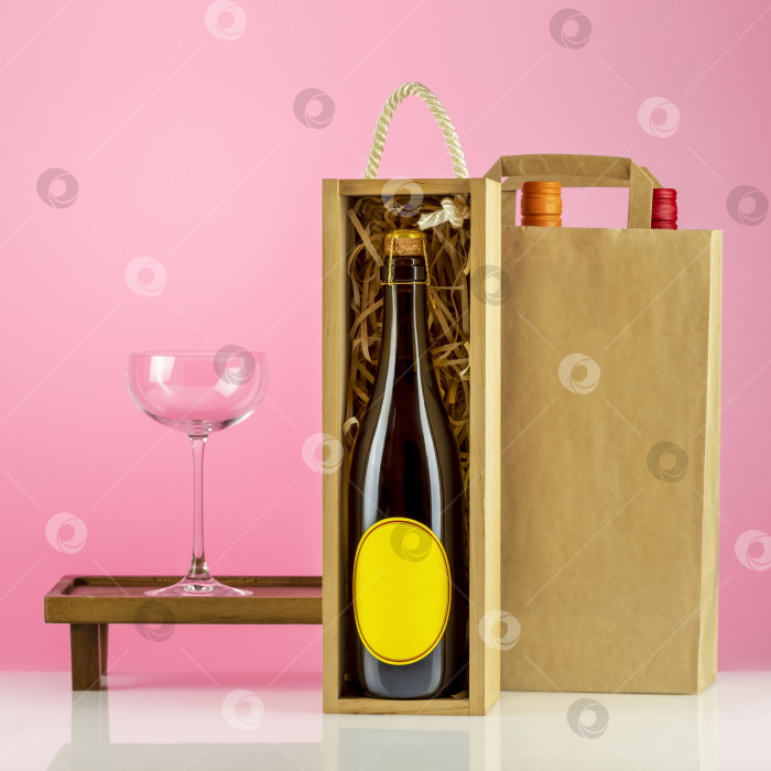 Скачать Бутылка шампанского в бокале для вина и бутылки вина в бумажном пакете фотосток Ozero