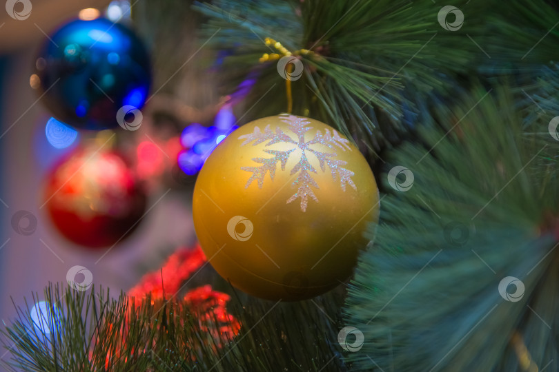 Скачать фоновое изображение Елочные шары, игрушки, украшения на Новый год и Рождество. фотосток Ozero