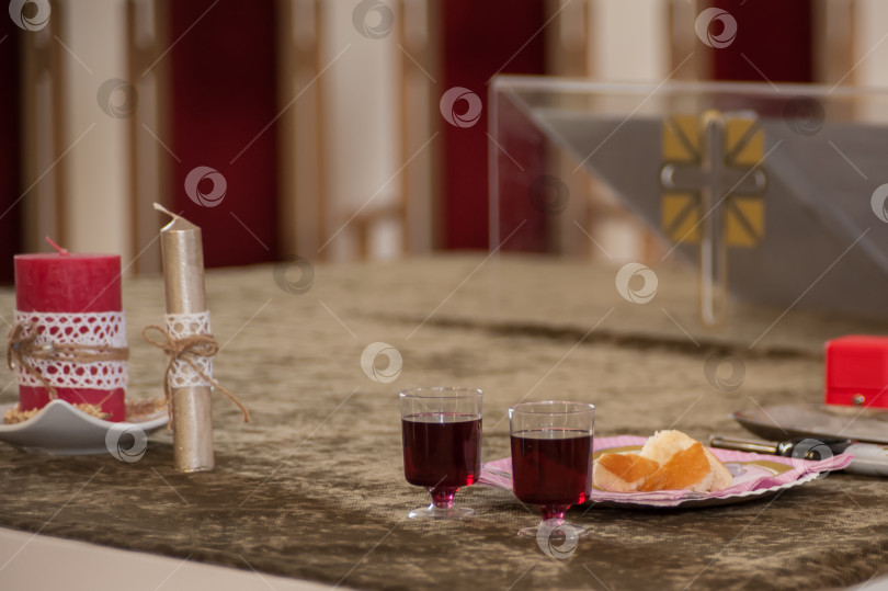 Скачать Стол, накрытый в храме для принятия причастия, вино и хлеб фотосток Ozero