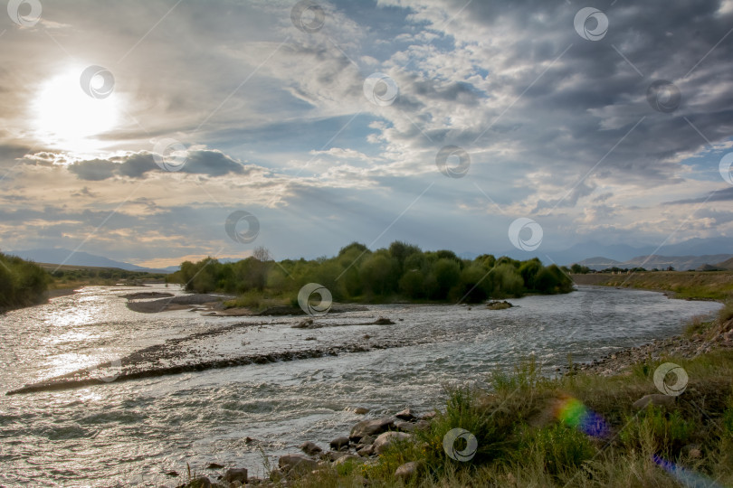 Скачать Место слияния двух горных рек с водой разного цвета. фотосток Ozero