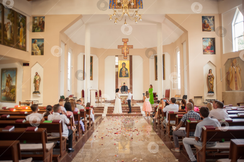 Скачать венчание жениха и невесты в католической церкви фотосток Ozero
