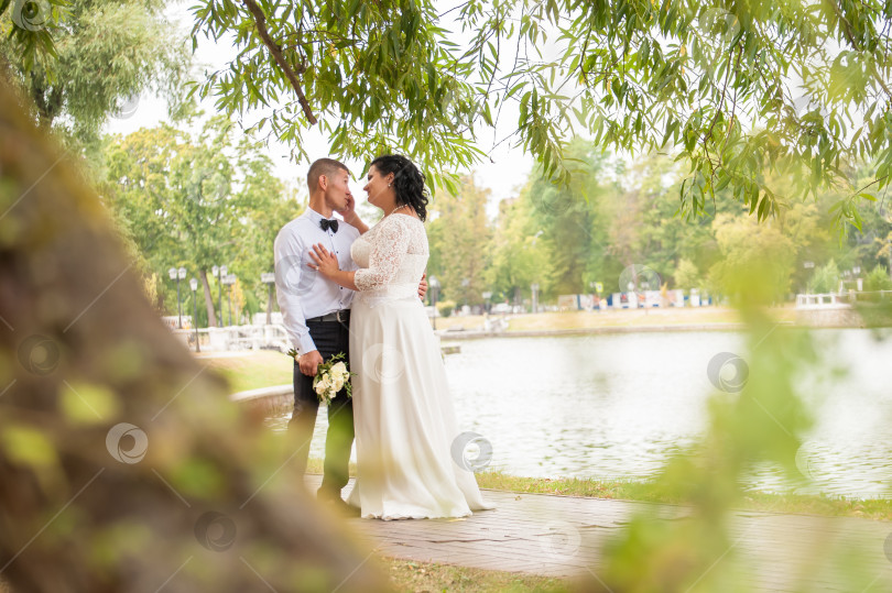 Скачать свадебная пара позирует у воды, озера или реки фотосток Ozero