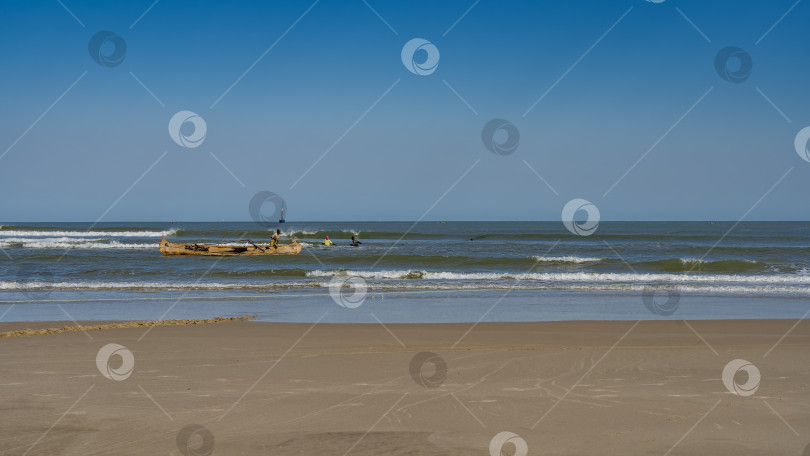 Скачать Команда людей ловит рыбу в океане. фотосток Ozero