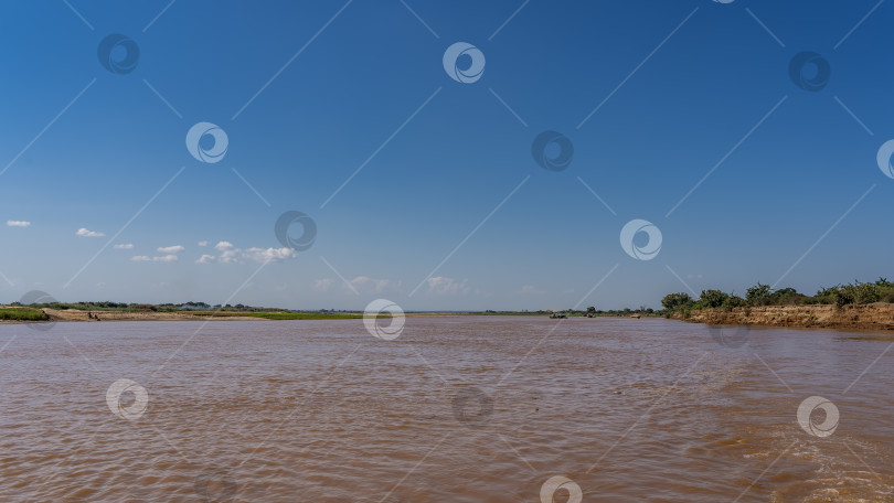 Скачать Спокойная экзотическая красно-коричневая река. фотосток Ozero